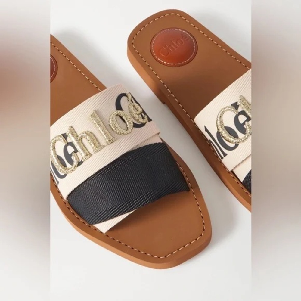 CHLOÉ beige, black & gold woody sandals